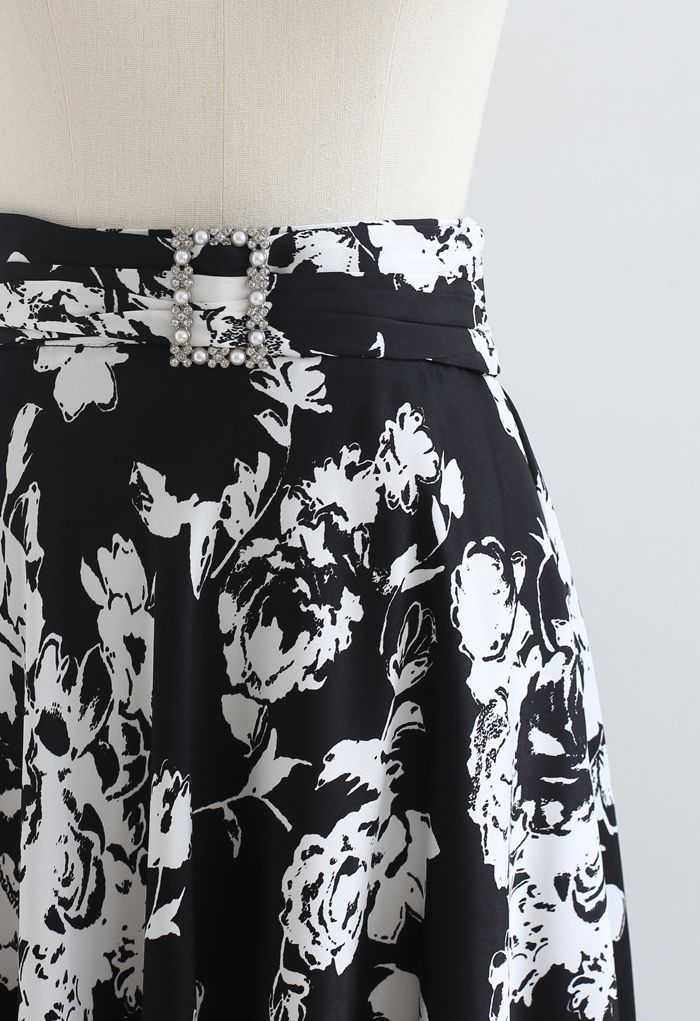Brooch Detail Sketch Floral Printed Midi Skirt in Black