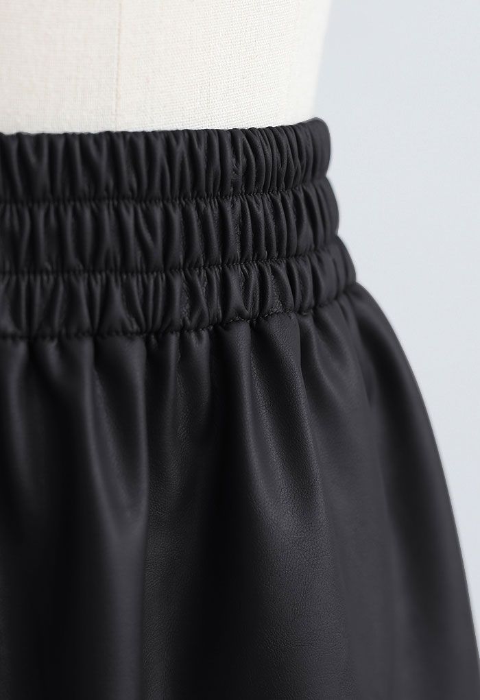 Side and Back Pocket Faux Leather Bud Skirt in Black