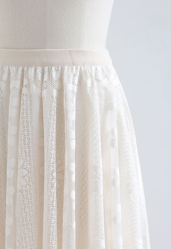 Floral Lace Scalloped Hem Maxi Skirt in Cream