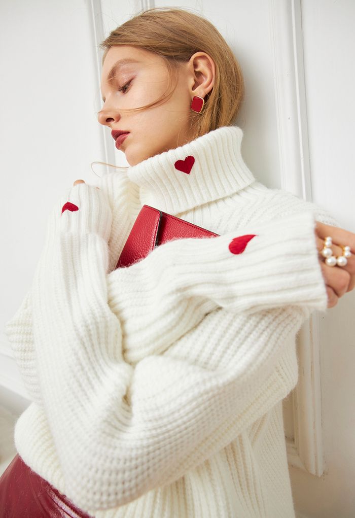 高領刺繡紅愛心短款毛衣-白色