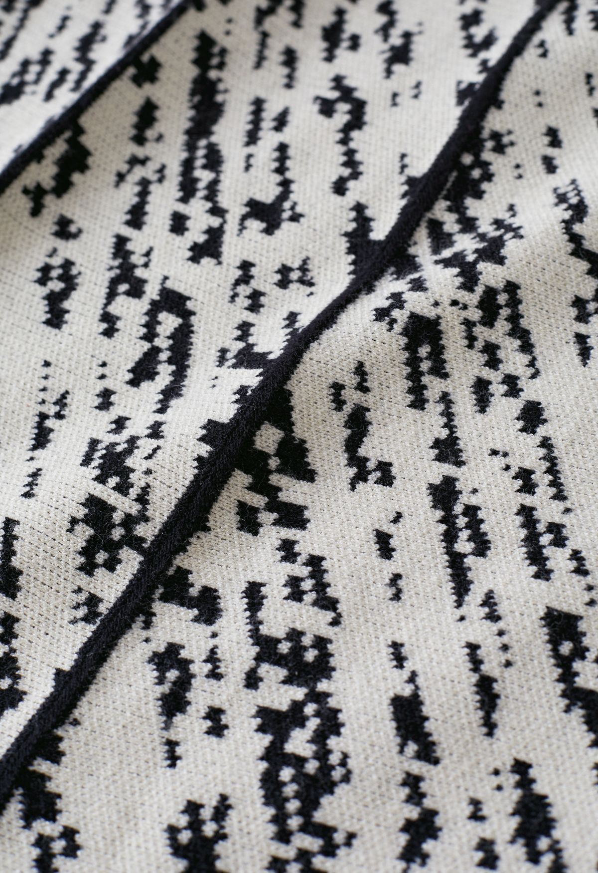 Contrast Hem A-line Pleated Knit Skirt in Black