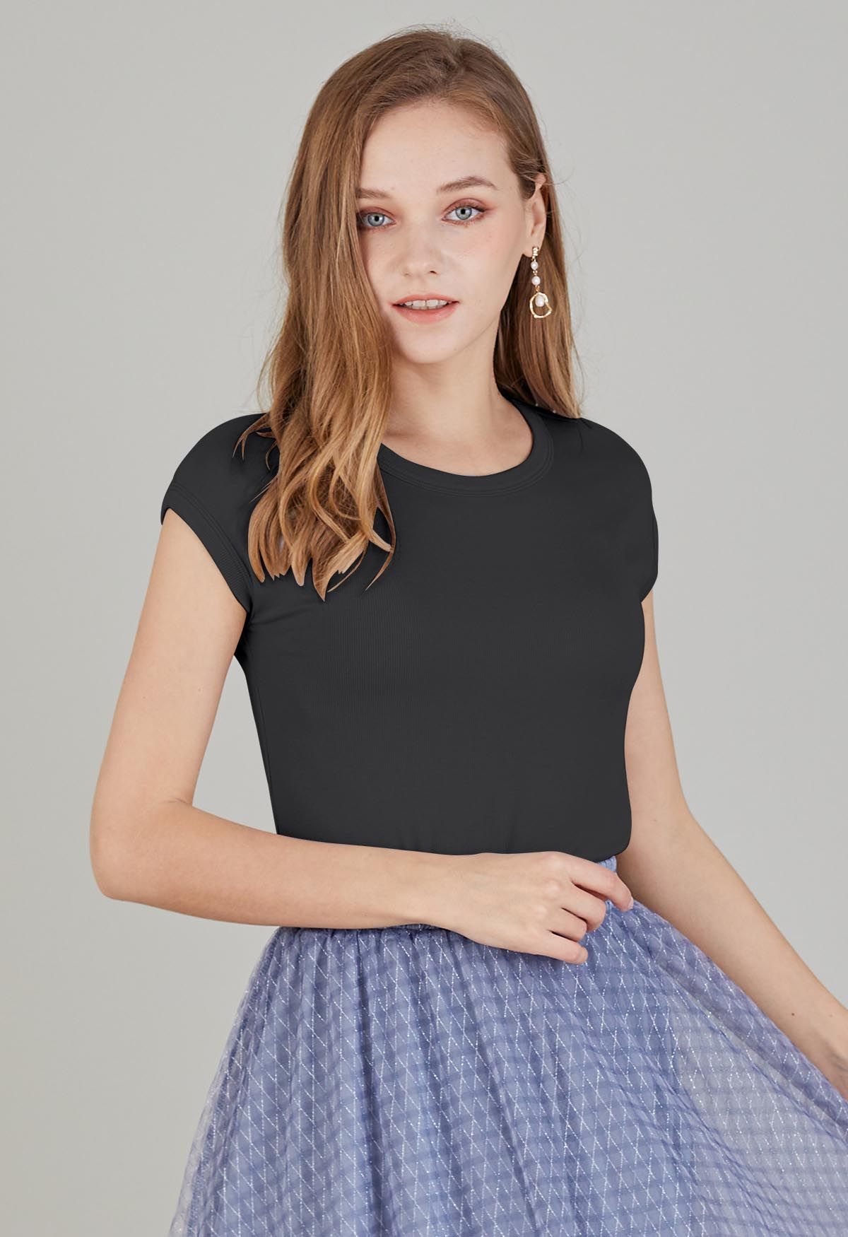 Elegant Crew Neck Cotton Crop Top in Black