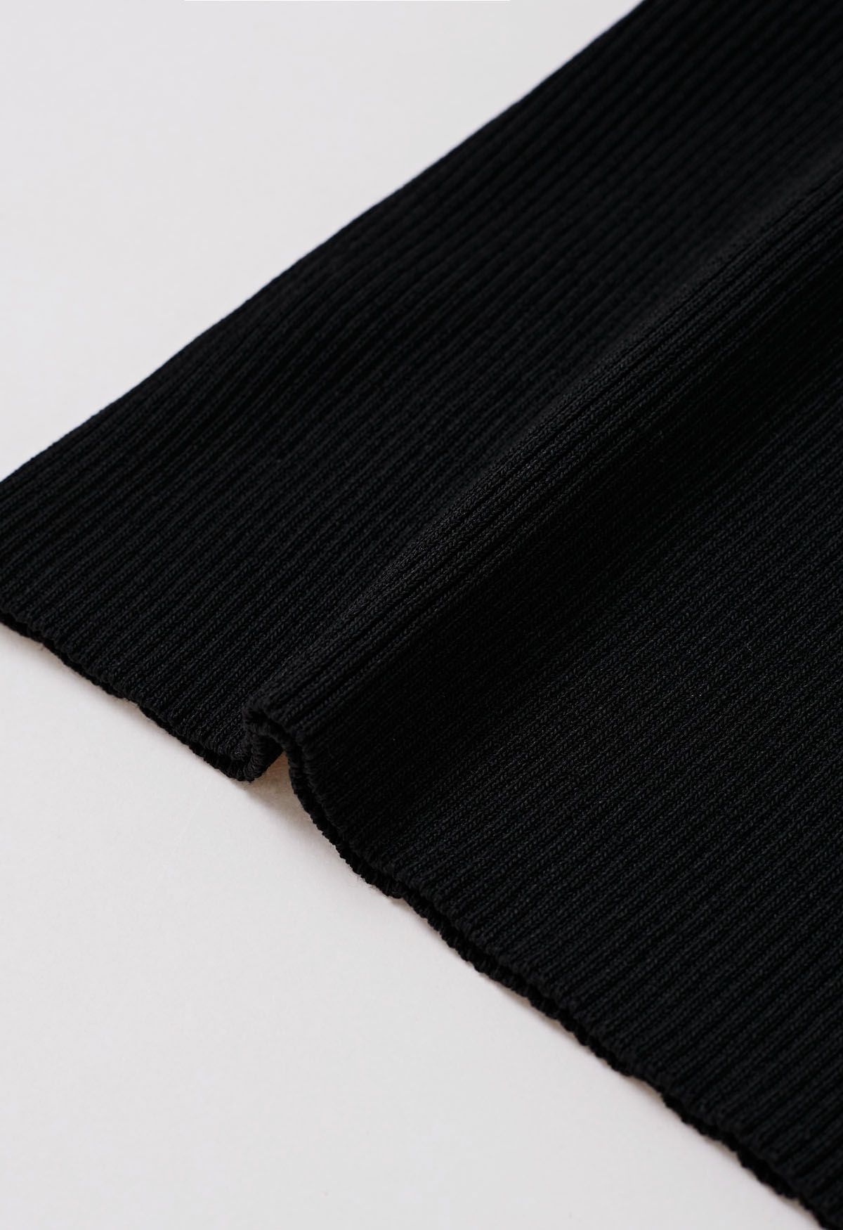 Wavy Contrast Edge Halter Neck Knit Top in Black