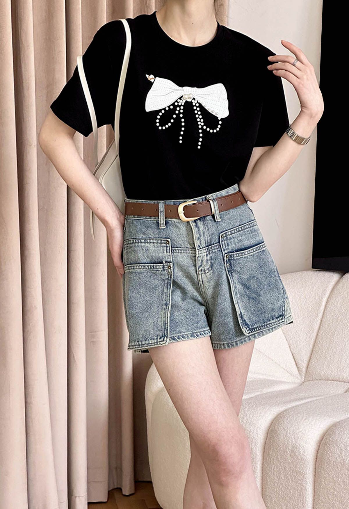 Bowknot Pattern Pearl Embellished T-Shirt in Black