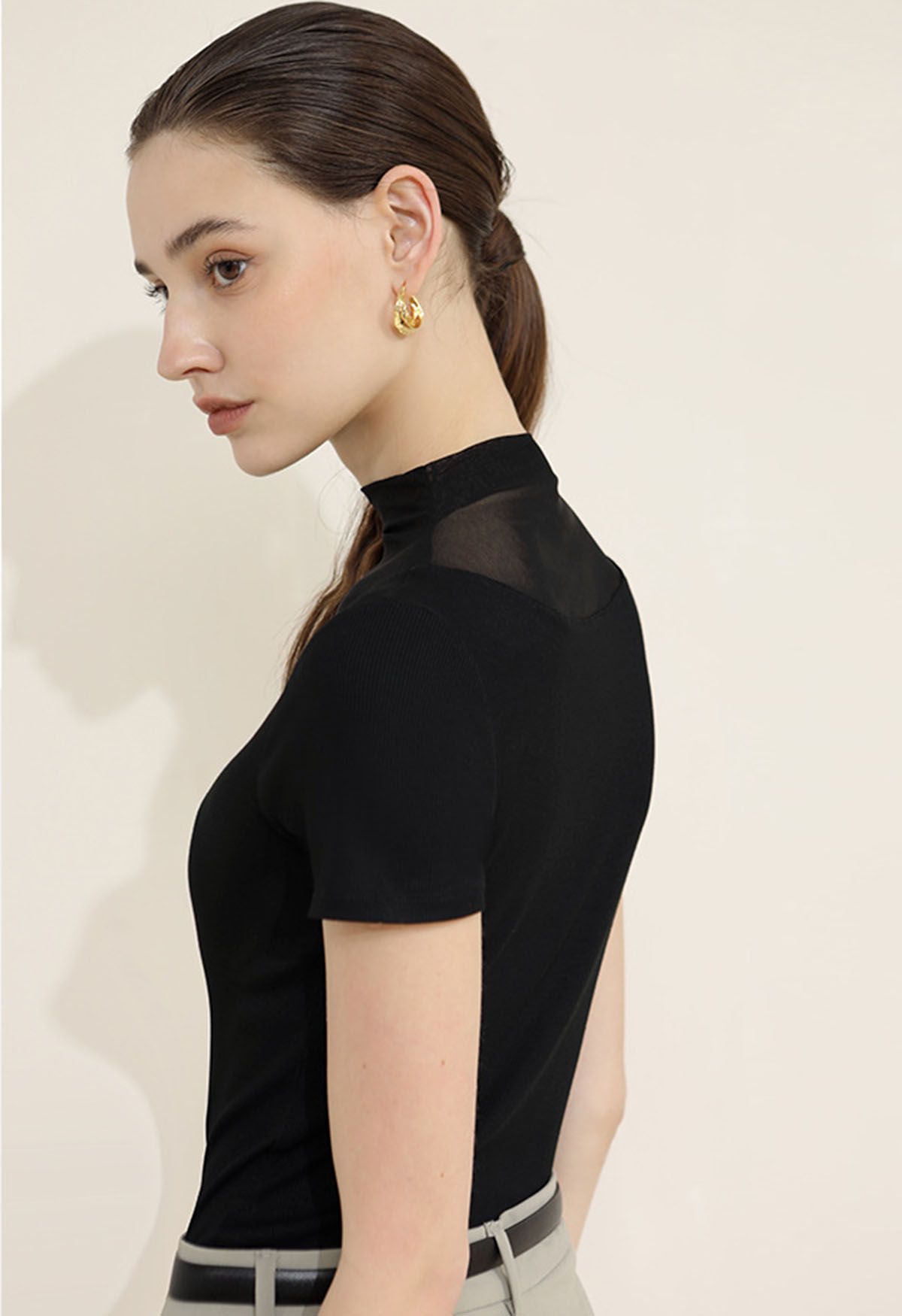 Mesh Spliced Neckline Stretchy Top in Black