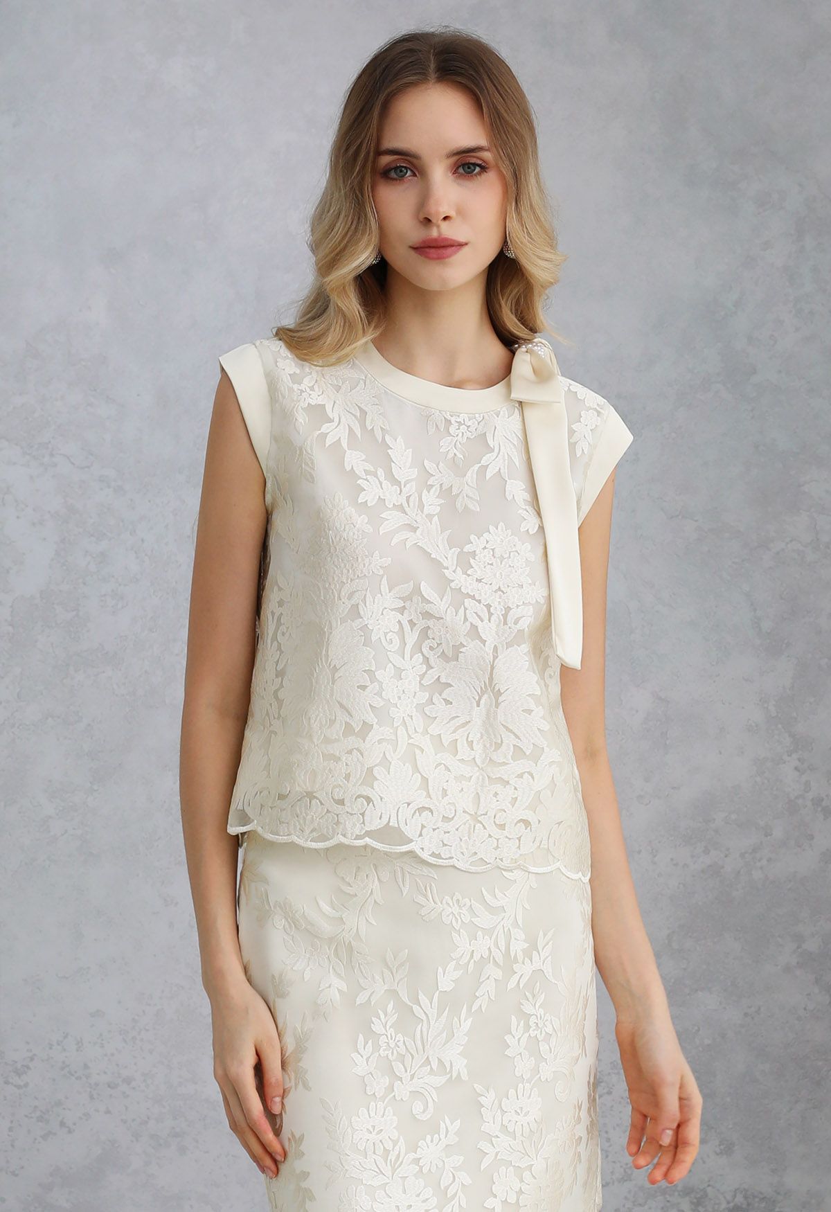 Embroidered Floral Pearly Bowknot Sleeveless Top in Cream