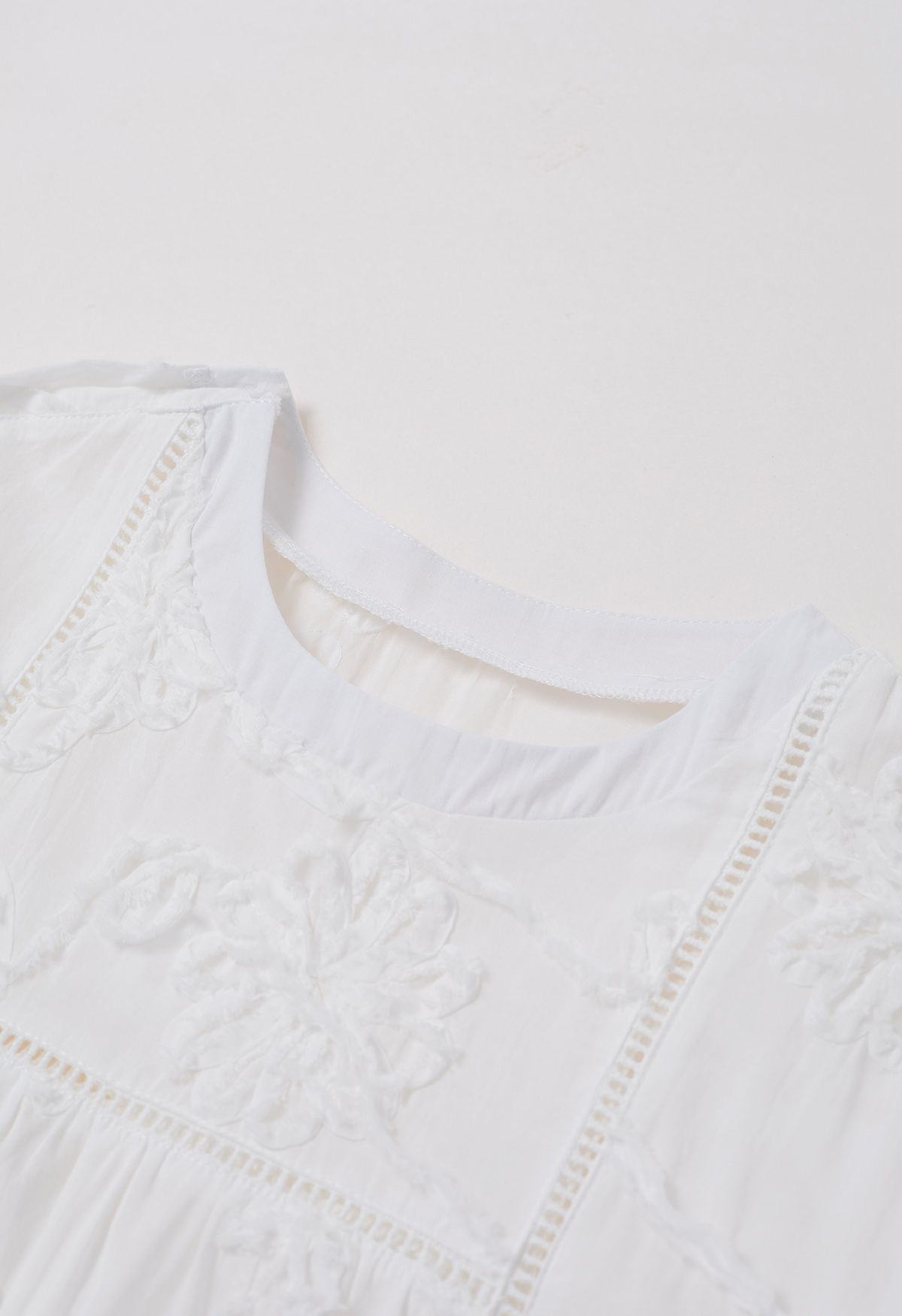 Raw Detail 3D Floral Sleeveless Dolly Top in White