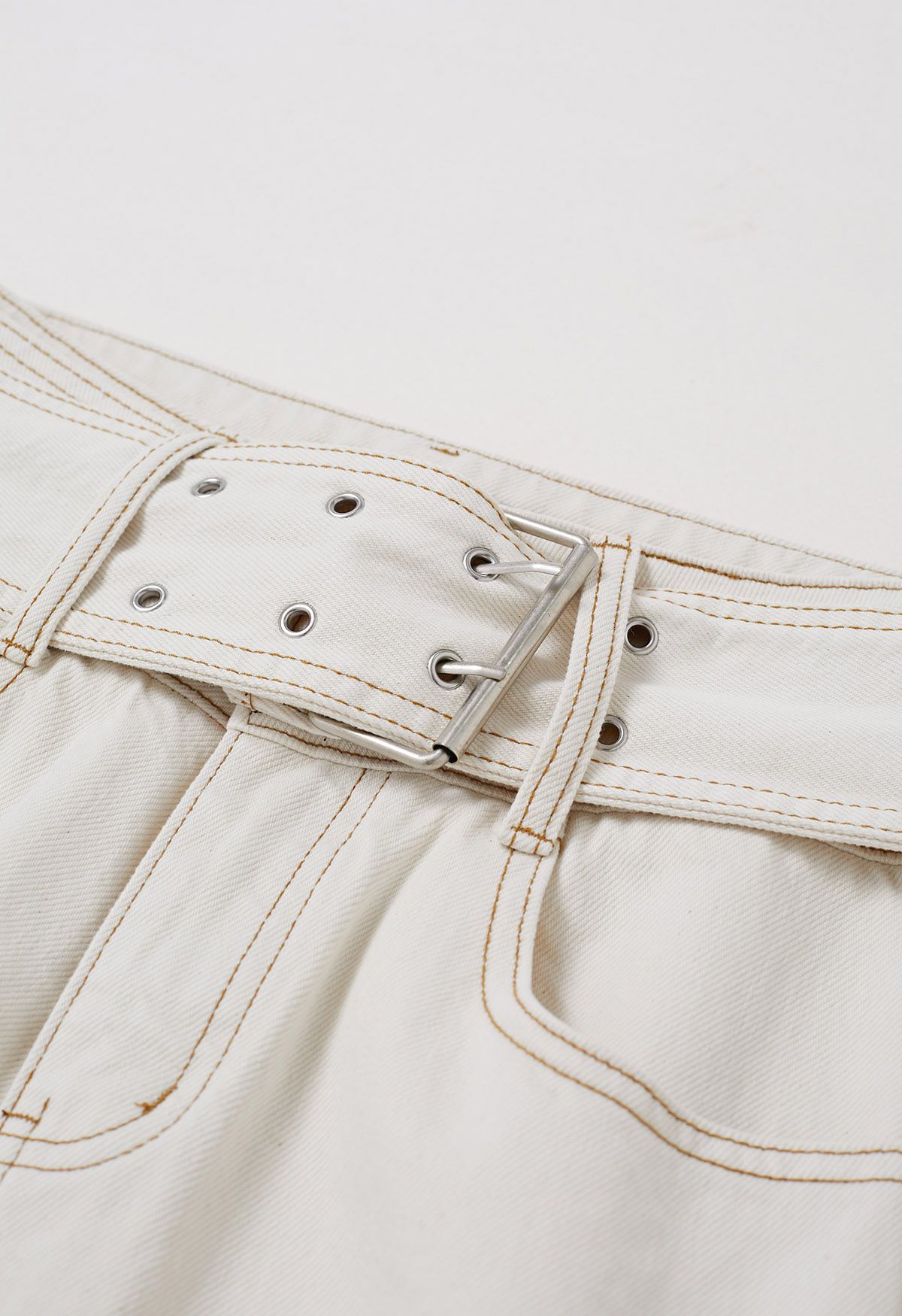 Fashion-Forward Buckle Belt Straight Leg Jeans in White