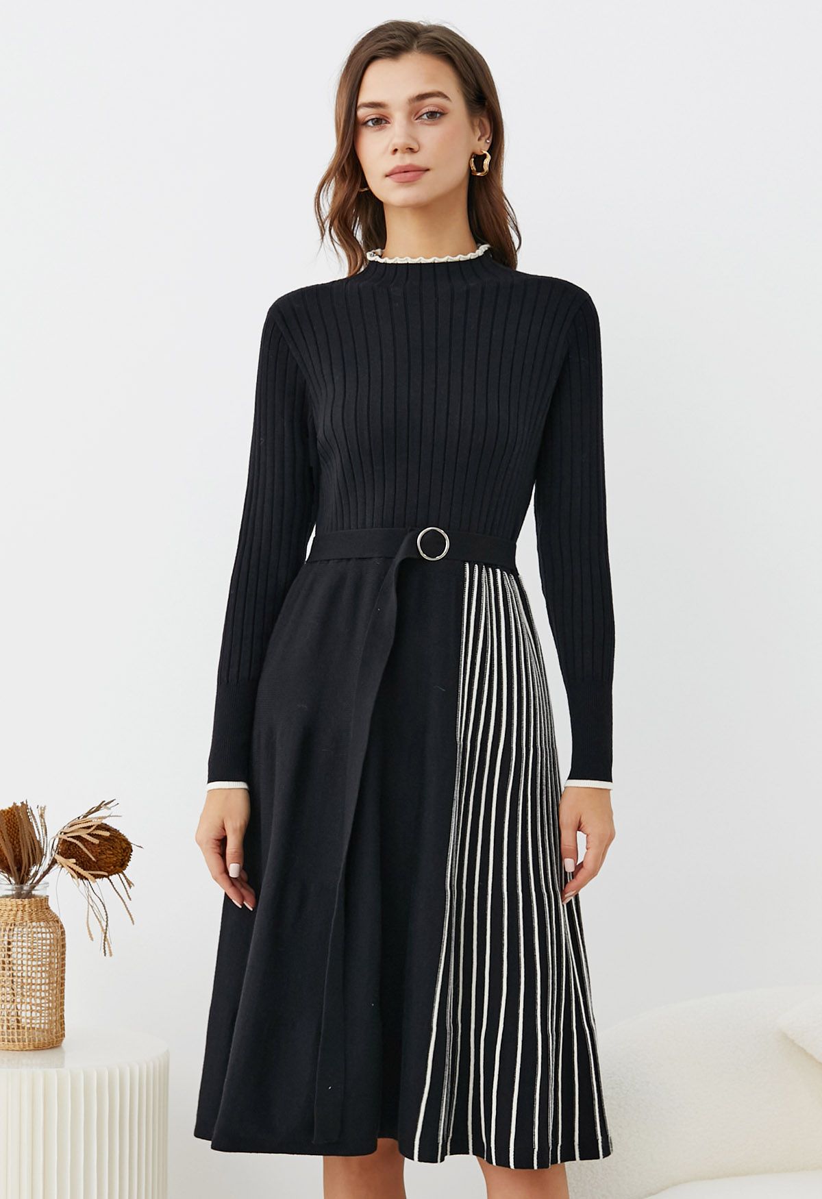 Inventive Contrast Striped Belted Ribbed Knit Dress in Black