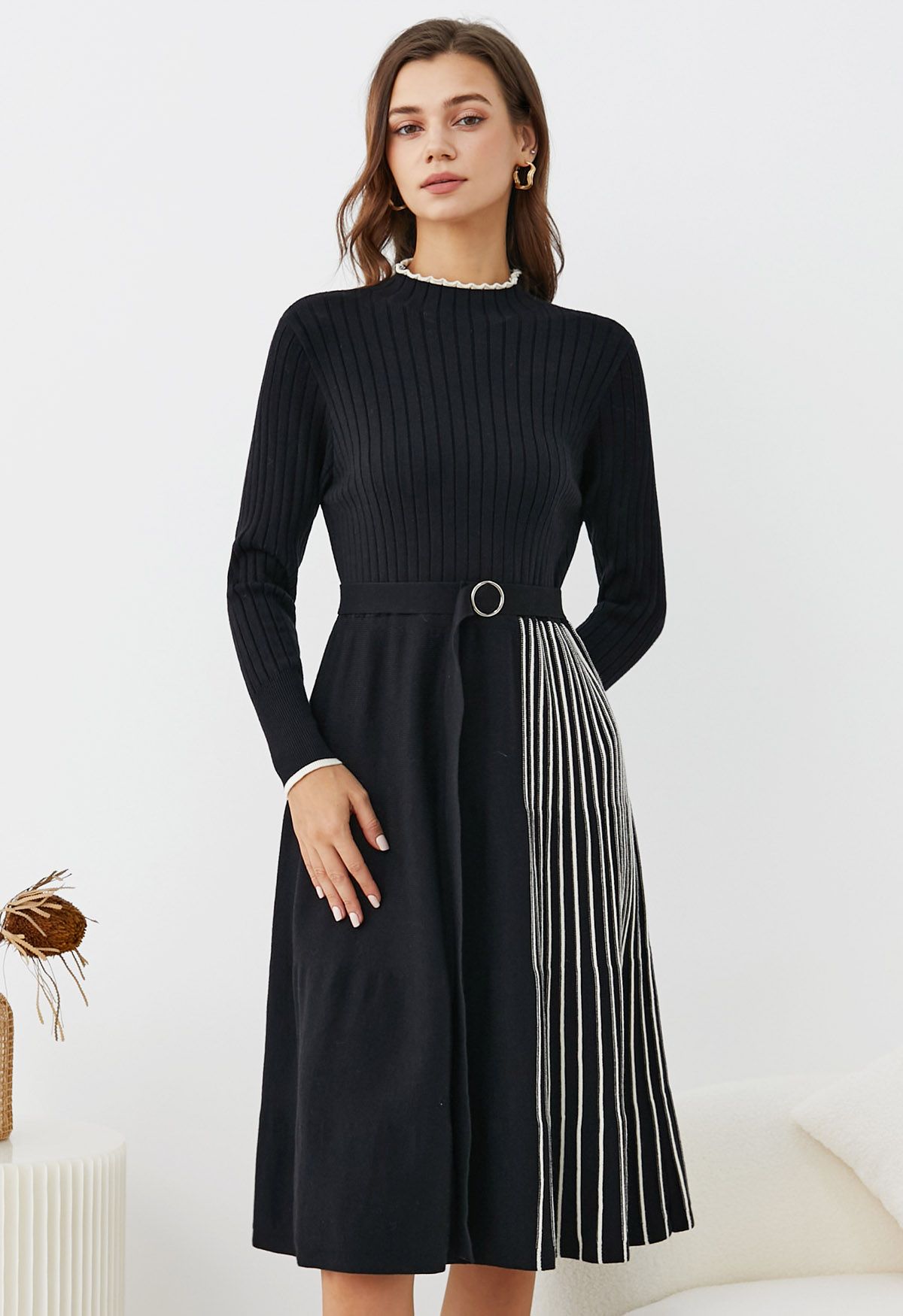 Inventive Contrast Striped Belted Ribbed Knit Dress in Black