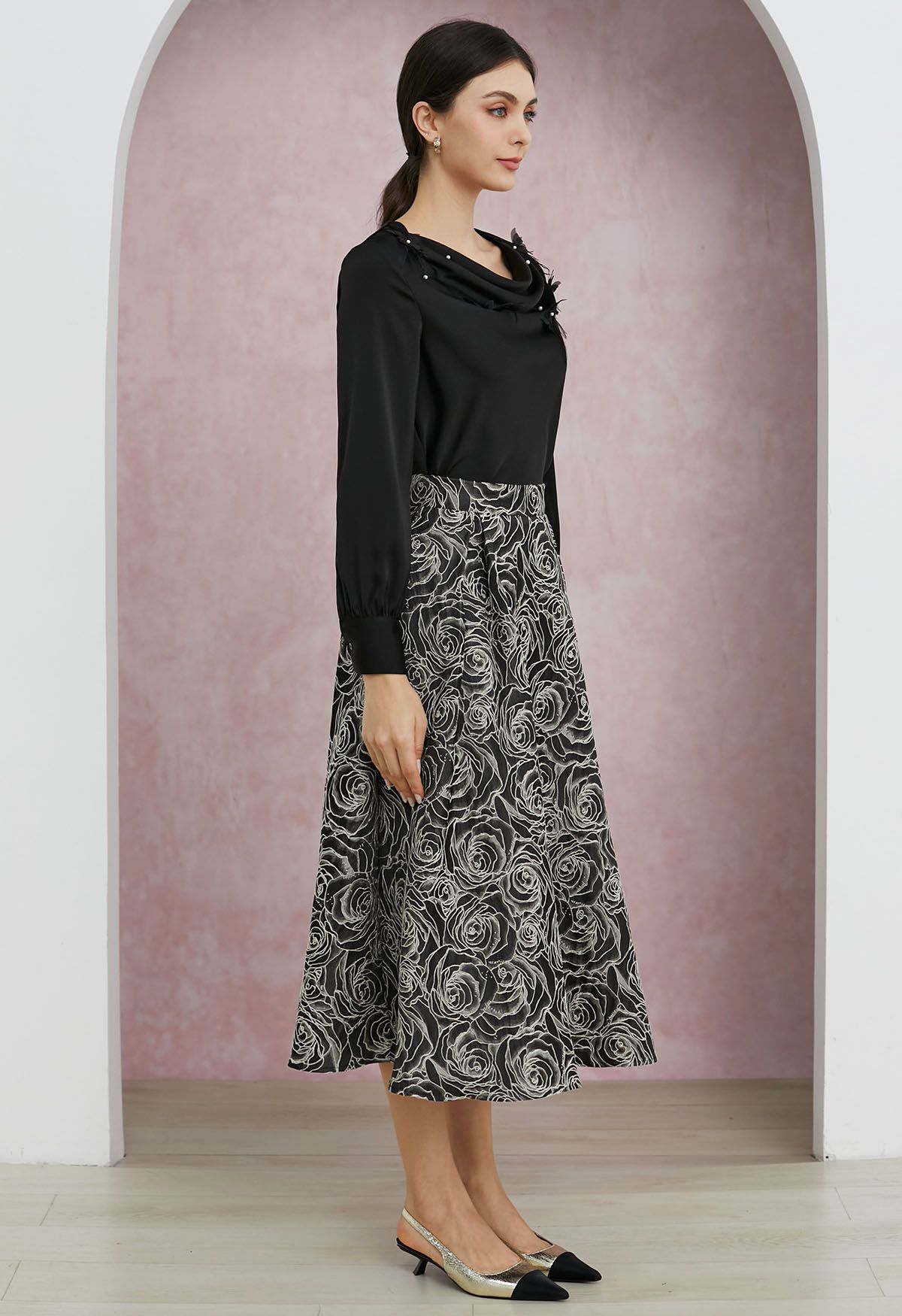 Delicate Roses Jacquard Embossed A-Line Midi Skirt in Black