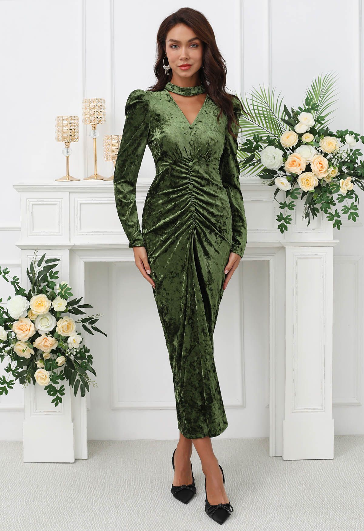 Choker Neck Button Ruched Velvet Midi Dress in Green