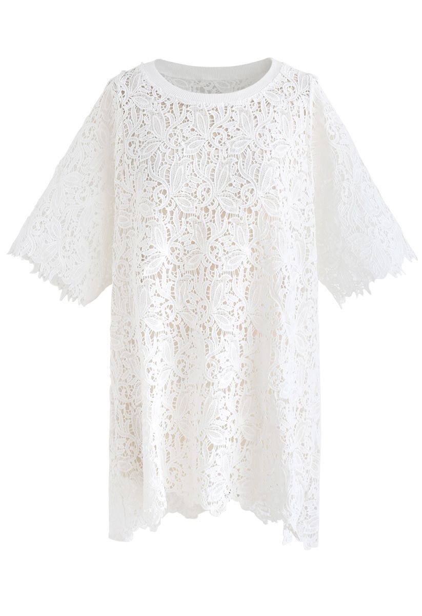 在白色的完善的早晨充分的花卉鉤針編織長袍