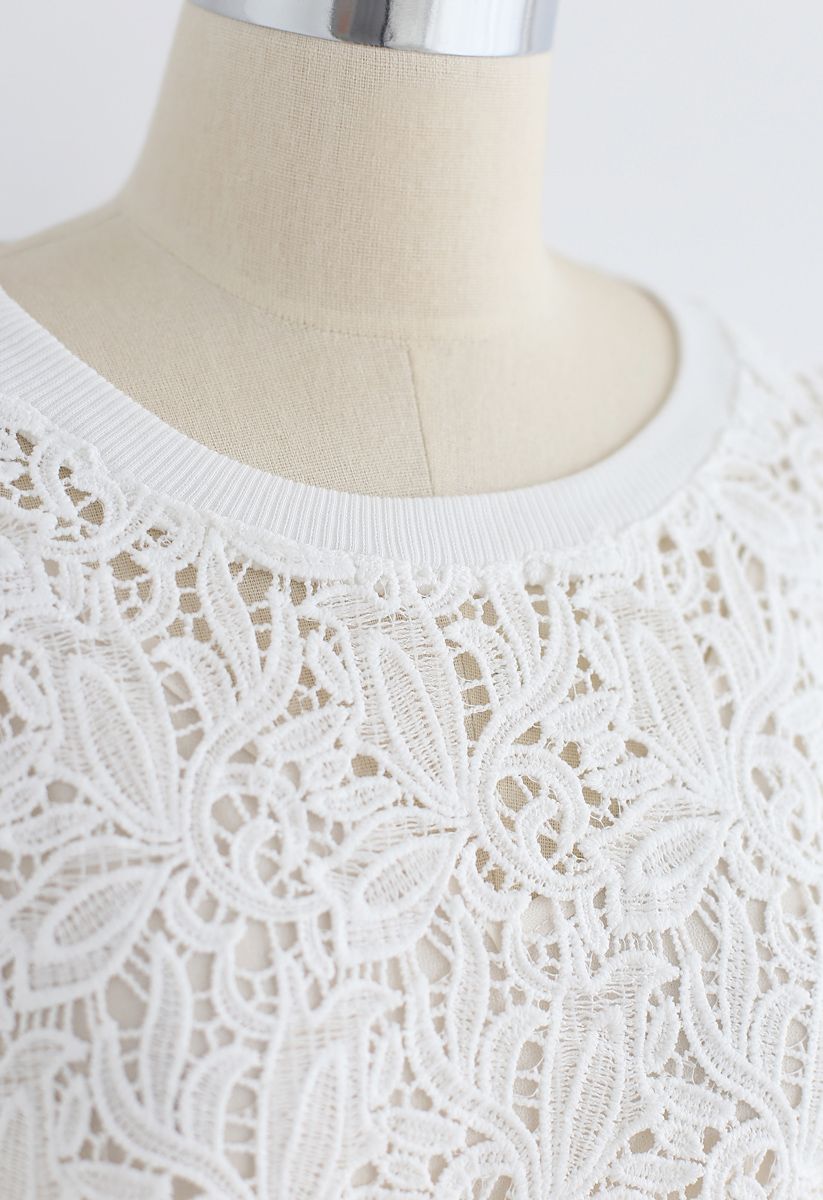 在白色的完善的早晨充分的花卉鉤針編織長袍