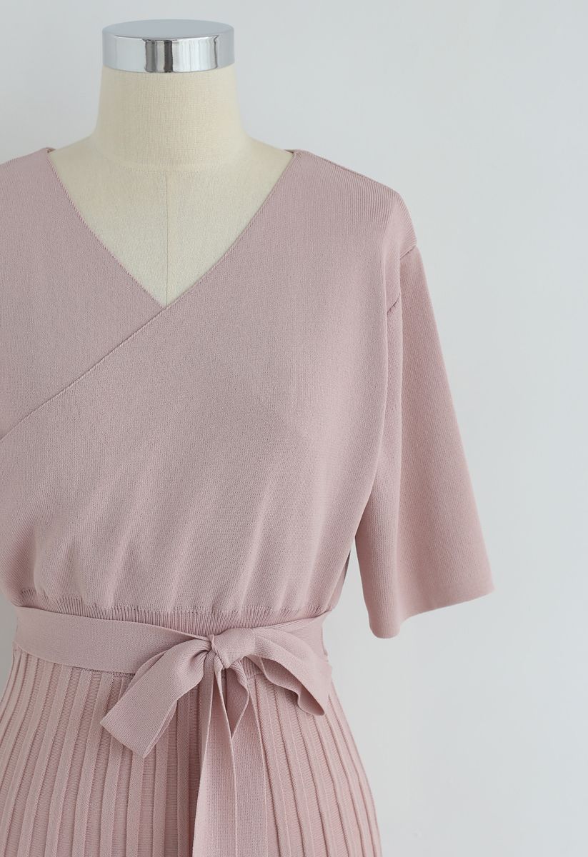 粉紅色的輕鬆迷人針織連衣裙