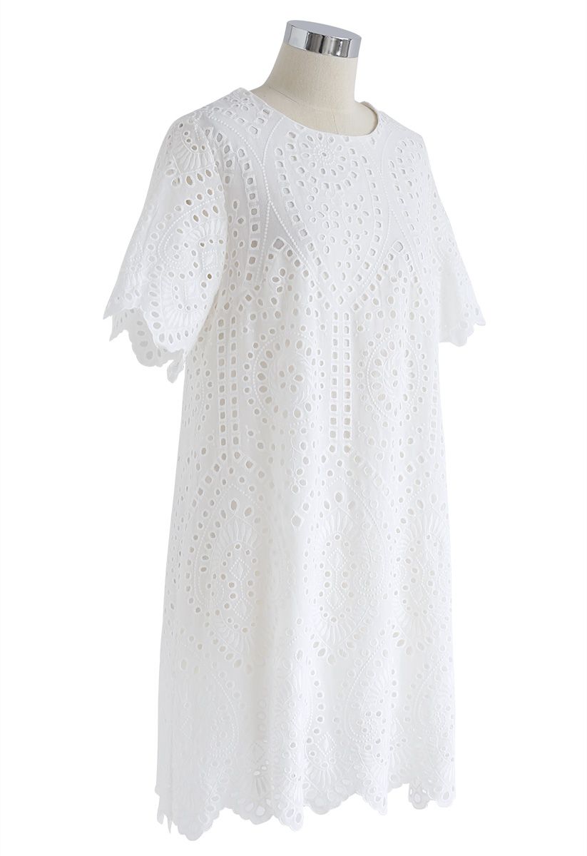 慢下來的白色刺繡小孔直筒連衣裙